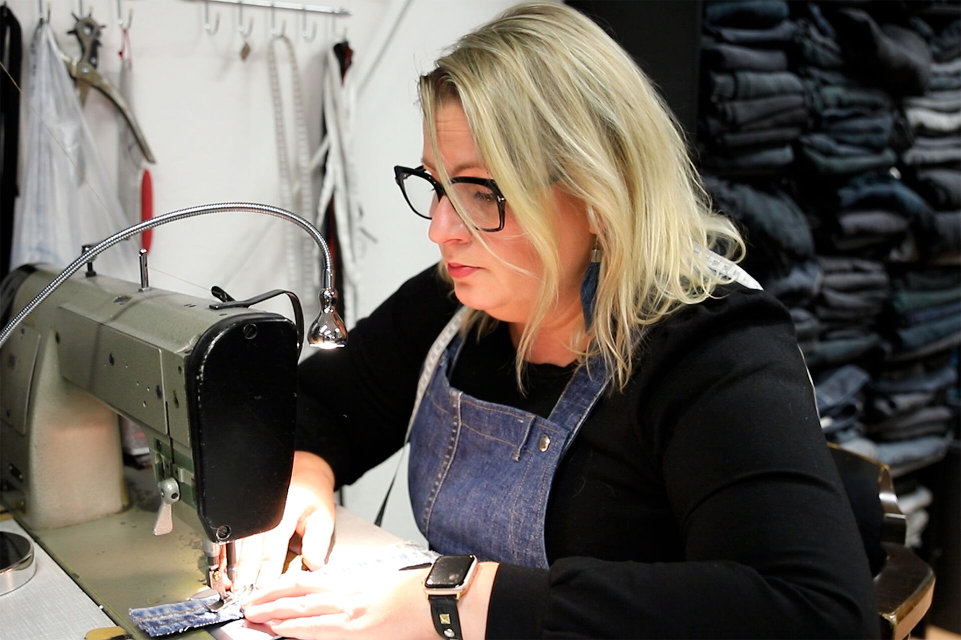 Miia Aaltonen työstää ompelimossaan kierrätetyistä farkkukankaista uusia tuotteita. Kuva: Jasmina Halonen