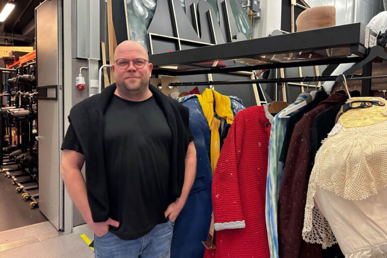 Tuomas Lampinen suunnitteli asut Viirun ja Pesosen joulupuuhat -näytelmään. Kuva: Oona Mäkilä 