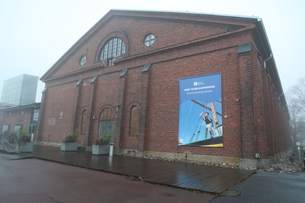 Kruununmakasiinin rakennus. Suomen suuriruhtinaskunnan aikaan vastaavissa rakennuksissa sijaitsi viljavarasto. Nykyään täällä sijaitsee yksi Forum Marinumin rakennuksista.