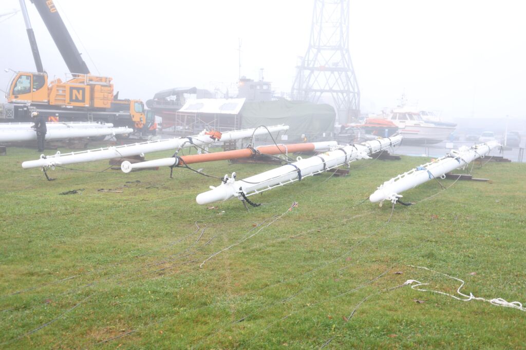 Pääsyä laivan edessä olevalle nurmikolle on rajoitettu, sillä laivasta irrotettuja vaijereita ja takiloita lojuu kaikkialla. Ne lähetetään myöhemmin Kruununmakasiiniin, jonka toisessa kerroksessa sijaitsee työpaja.
