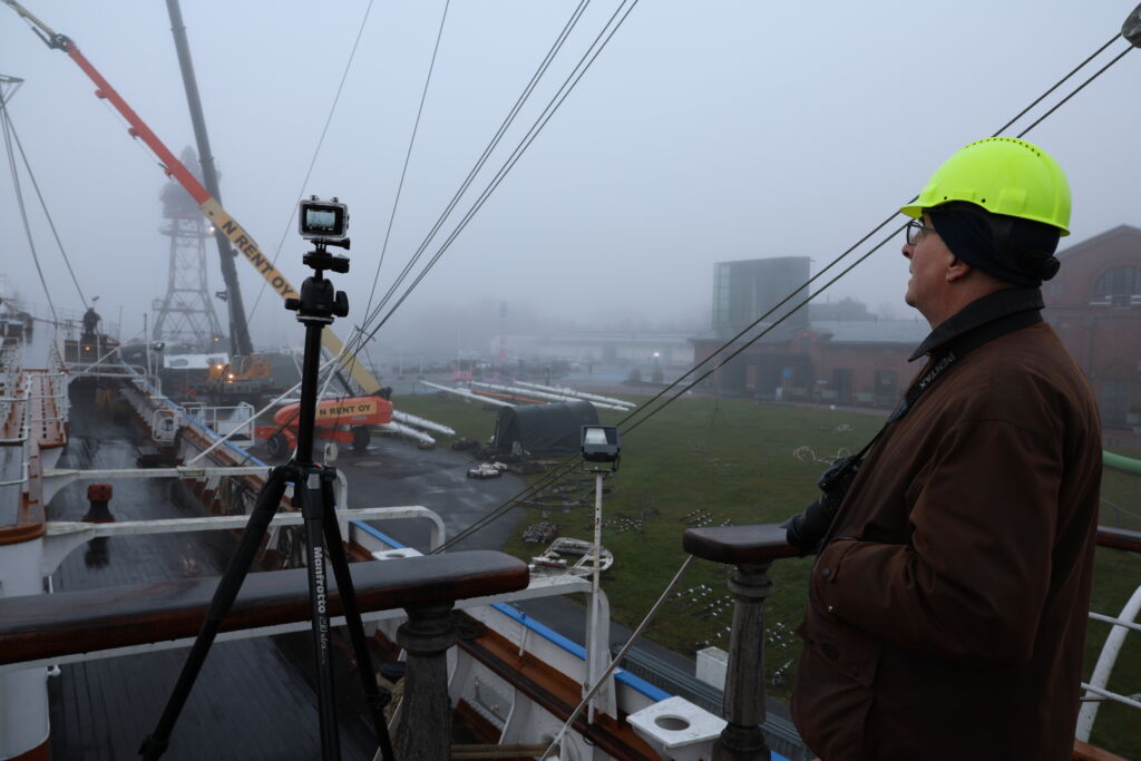 Kontio asentaa action-kameran laivan kannelle. Tämän työkalun avulla koko työnkulku voidaan tiivistää muutamaan minuuttiin.