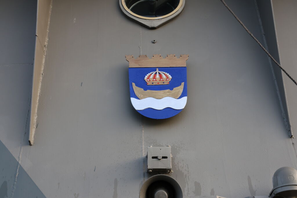 Valokuvauksen lisäksi Kontio on mukana monissa muissa museon projekteissa. Hän maalasi esimerkiksi tämän vaakunan tykkivene Karjalaan.