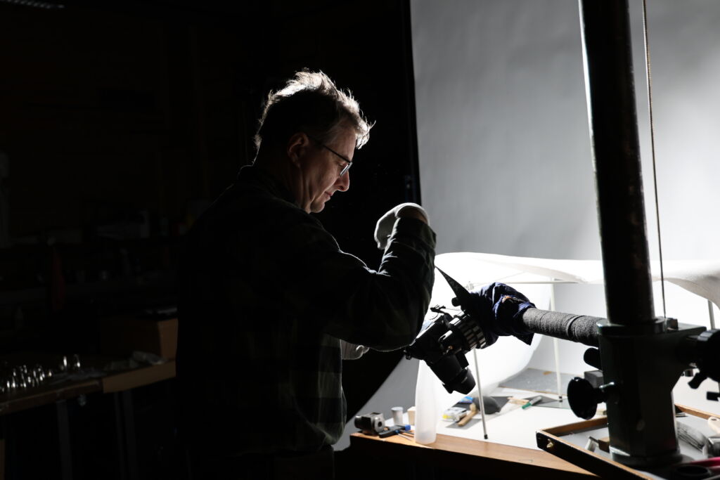 Kontio työssä kruununmakasiinissa. Esineiden kuvaaminen on tärkeä osa museovalokuvaajan työtä.