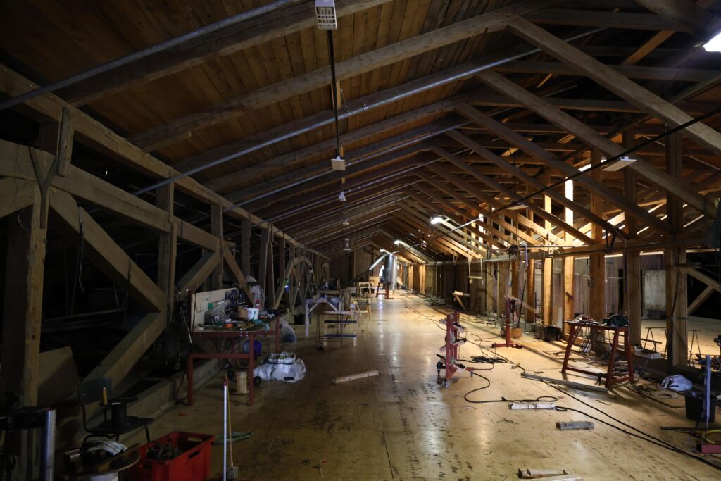 Vaijerit kunnostetaan käyttökuntoon Kruununmakasiinin toisen kerroksen työtilassa.