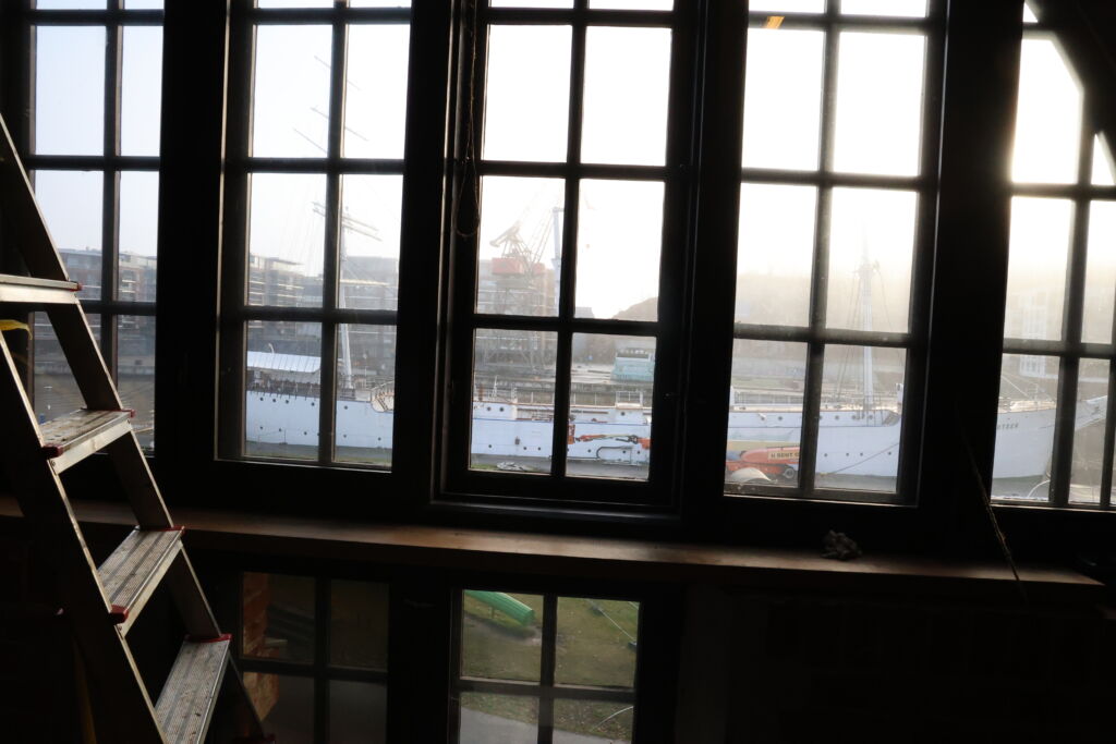 Näkymä Suomen Joutseneen Kruununmakasiinin toisen kerroksen ikkunasta.