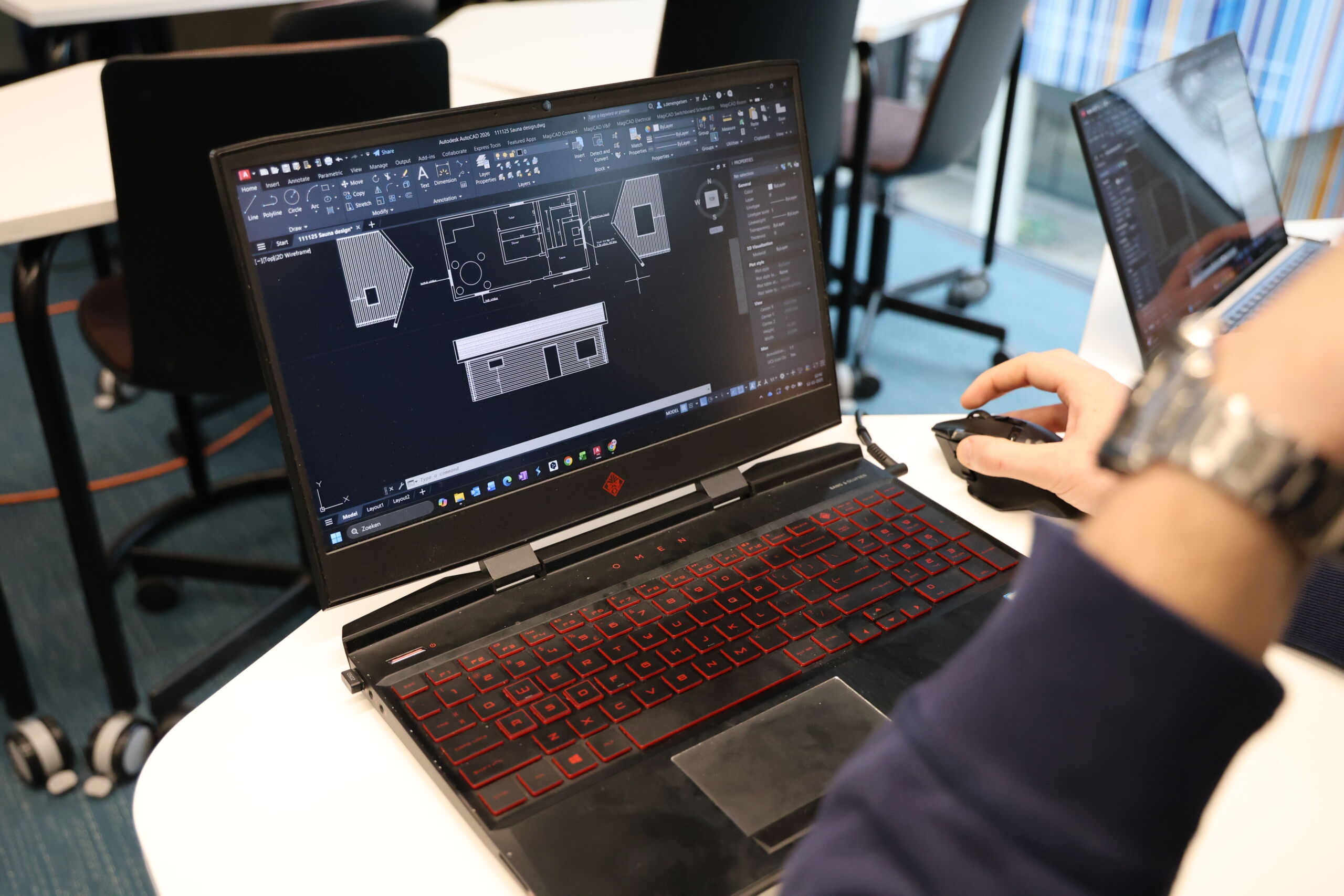 Oppilaat suunnittelevat oman saunansa alusta loppuun itse. Kuva: Tuukka Ingers 