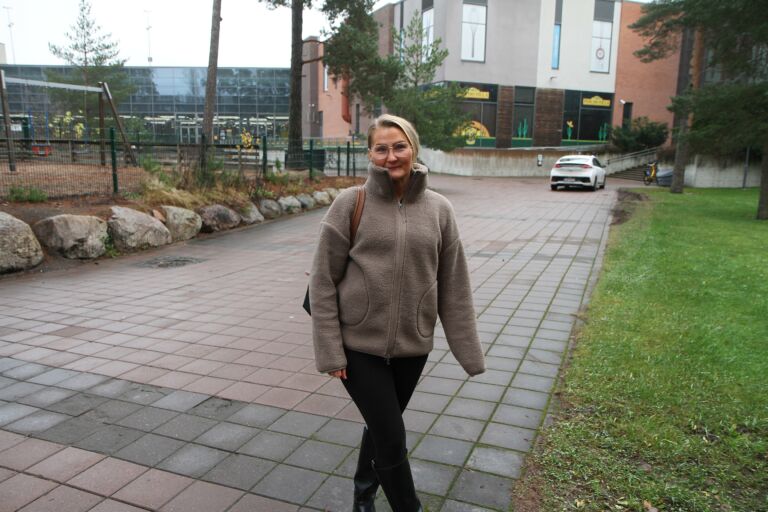 Sarita Melto tasapainoilee opiskelujen ja vuorotyön vaatimusten välillä. Kuva Türker Sevinç