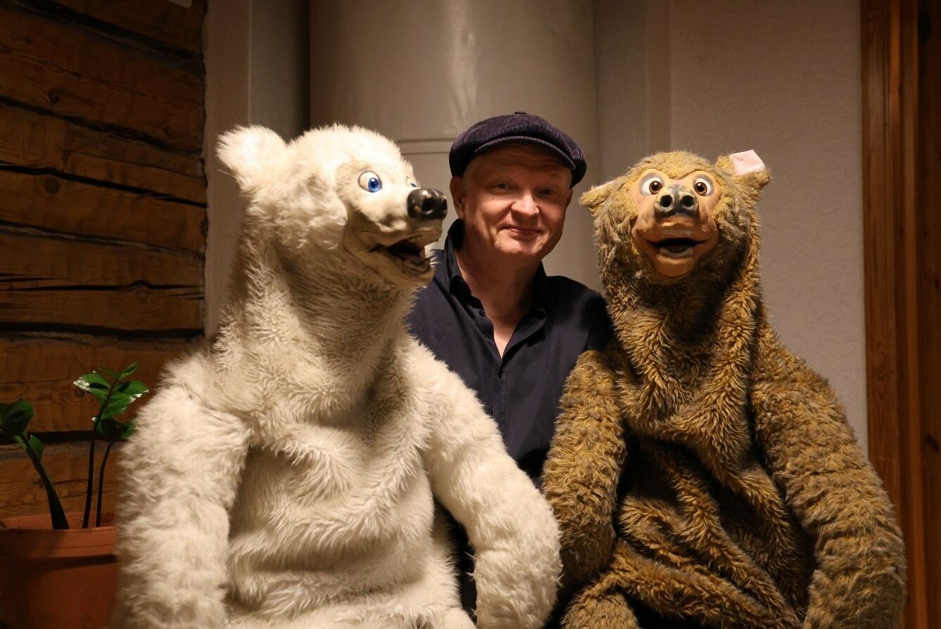 Petteri Hakanen olisi nuorempana kaivannut vanhemmiltaan tukea ammatinvalintaan. Epäröinnistä huolimatta hän ryhtyi vatsastapuhujaksi. Karhut ovat usein mukana keikoilla. Teksti ja kuva: Tomi Heikkinen