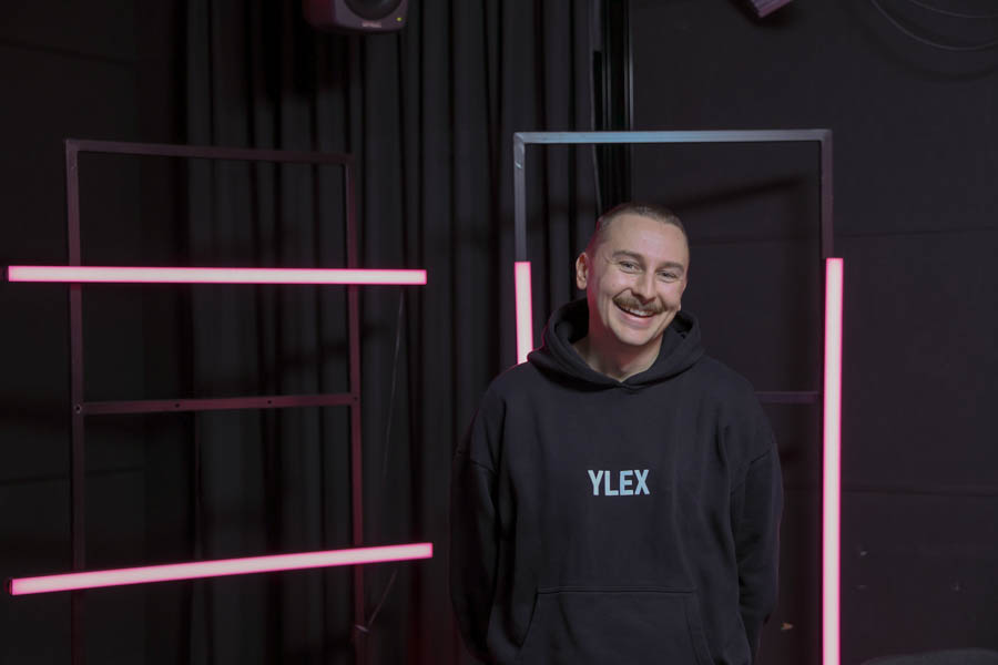 Mika Parikalle komedian teko radiossa on arkipäivää. Hän haaveilee tekevänsä tulevaisuudessa myös vakavampaa journalismia, kuten dokumentteja. Kuva: Essi Frisk 