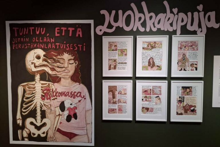 Riina Tanskasen Tympeät tytöt - Luokkakipuja -näyttely tuo esiin tyttöyden haasteita ja kritisoi yhteiskunnan patriarkaalisia rakenteita. Kuva: Anniina Mäkipää