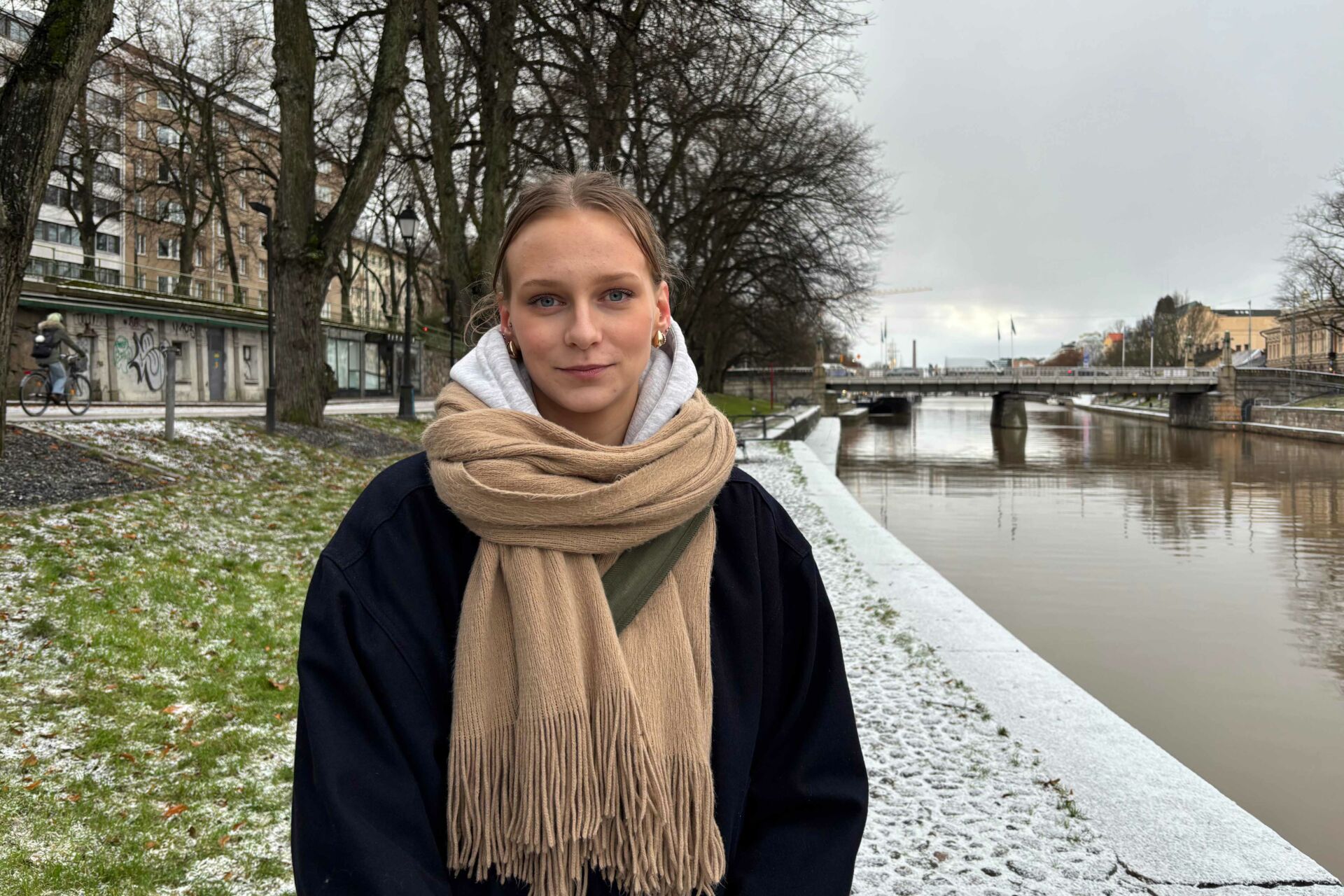 Alina Nurminen kertoo ostavansa lähes kaikki vaatteensa käytettynä. Kuva: Joel Hallenberg 