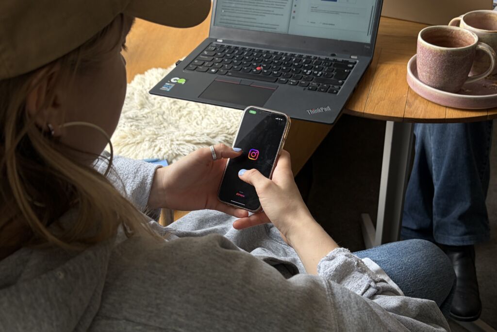 Kuvassa ihminen puhelimella, Instagram auki