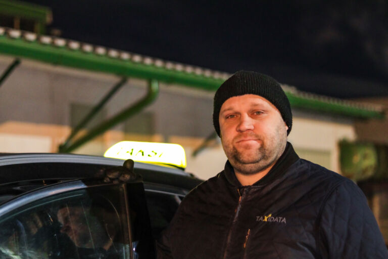 Taksiyrittäjä Kare Karjalainen ajaa taksia pääsääntöisesti öisin. Kuva: Ida-Maria Marila