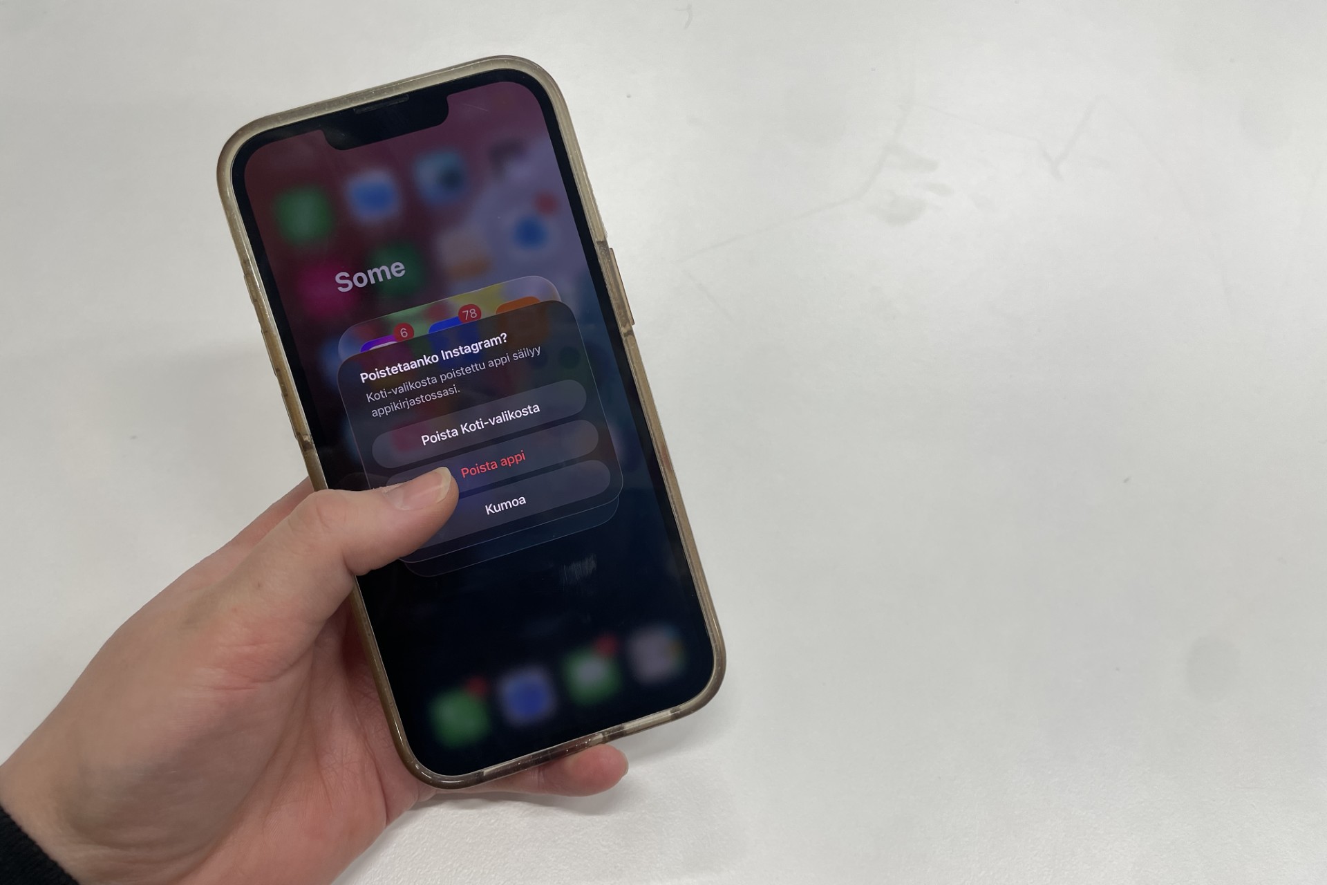 Melkein 74 prosenttia suomalaisista käyttää jotakin sosiaalista mediaa päivittäin. Kuva: Rosa Heikkinen