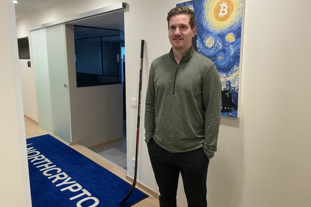 Ville Runola Northcrypto Oy:n toimistolla.