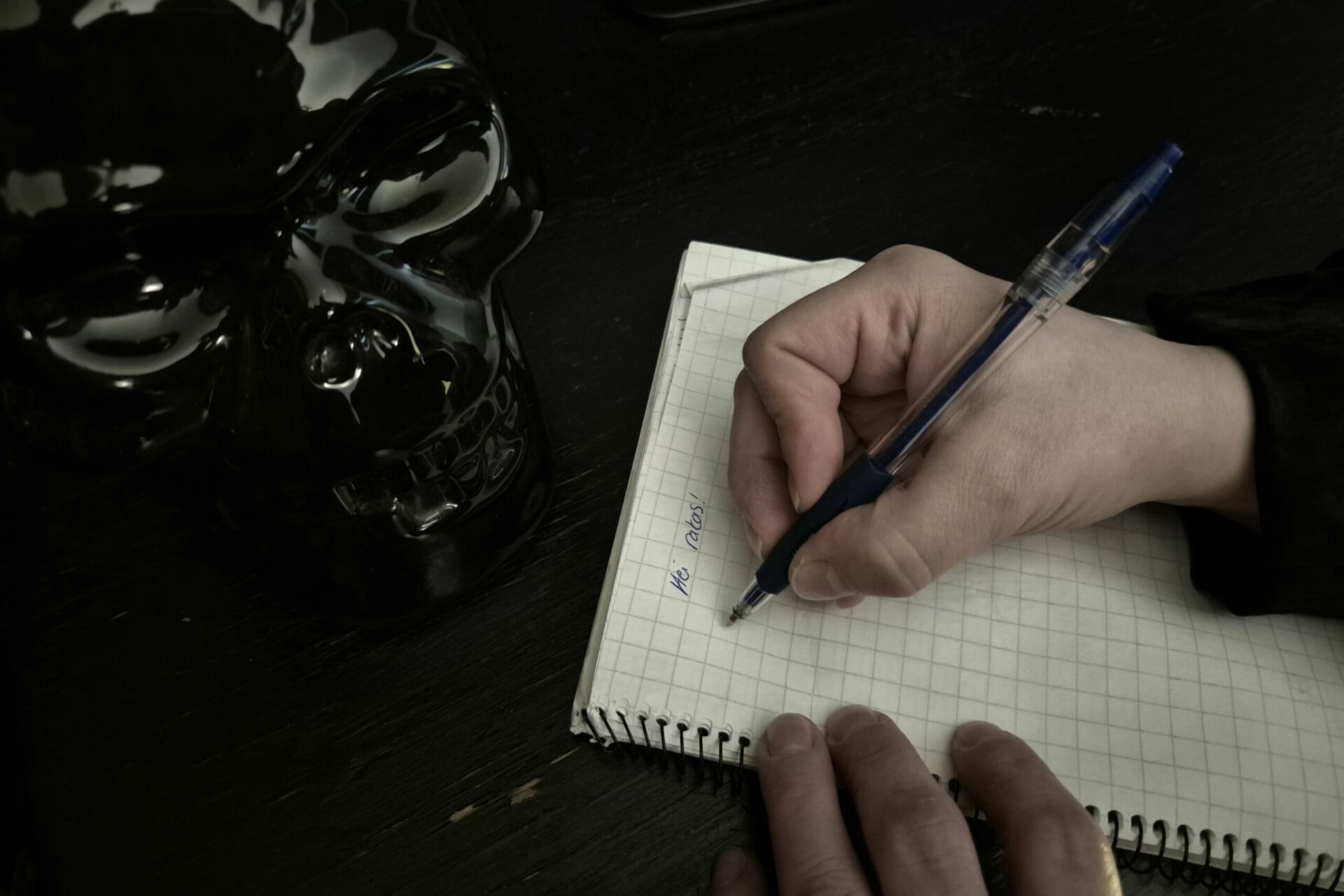 Joskus naiset lähestyvät vankilassa istuvia väkivaltarikollisia kirjeitse. Kuvituskuva: Türker Sevinç