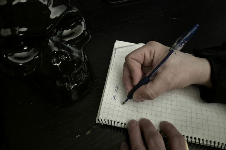 Joskus naiset lähestyvät vankilassa istuvia väkivaltarikollisia kirjeitse. Kuvituskuva: Türker Sevinç