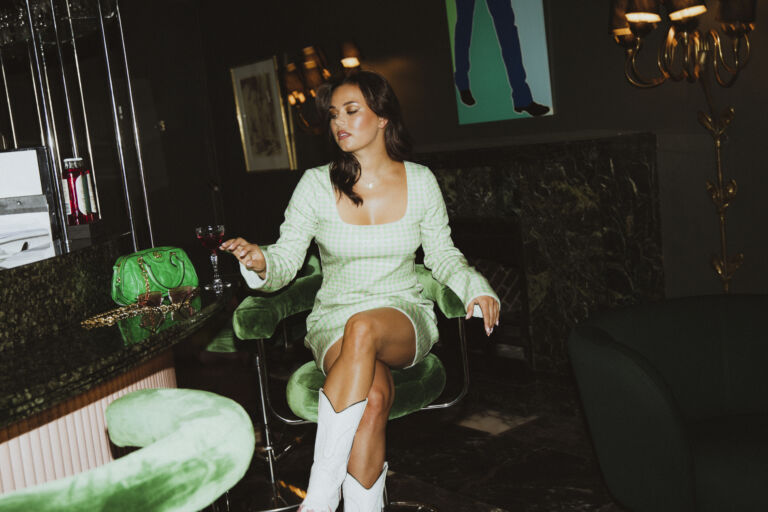 Hanna Tikander on tunnettu suomalainen vaikuttaja ja podcastjuontaja. Kuva: Mona Salminen