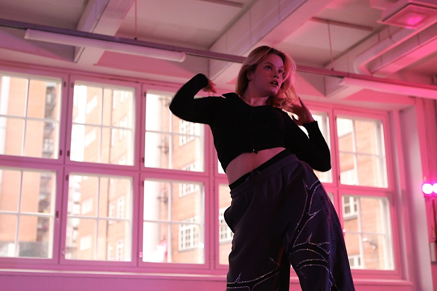Ammattitanssija Heta Herva tanssii muun muassa Sara Been taustalla ja opettaa omia viikkotunteja. Kuva: Julia Ojala