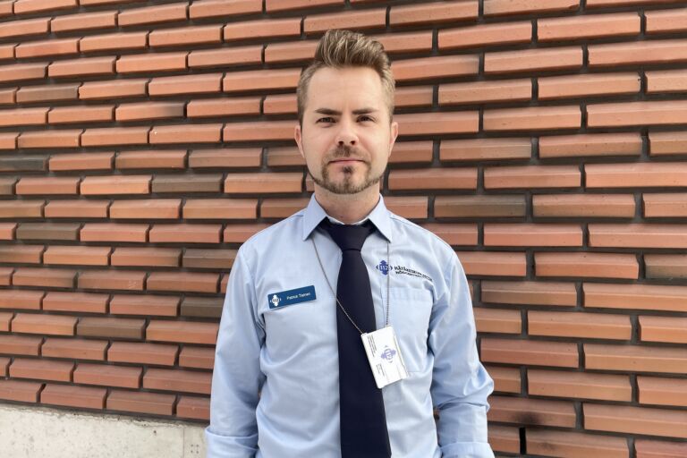 Patrick Tiainen on toiminut Turun hätäkeskuksen hätäkeskuspäivystäjänä. Kuva: Rosa Heikkinen