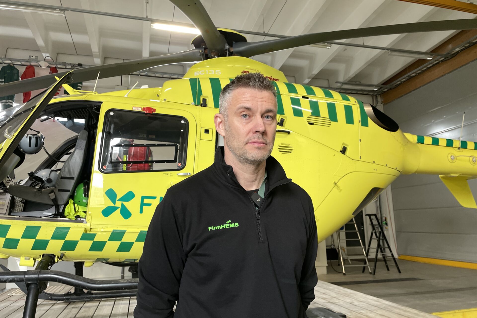 Pelastushelikopterin lentäjä työskentelee yhdessä lentoavustajan ja lääkärin kanssa.