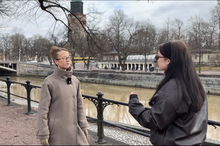 Alisa Ruuhinen (vas.) seuraa pääasiassa ulkomaisia
muotivaikuttajia. Kuva: Kerttu Tolvanen