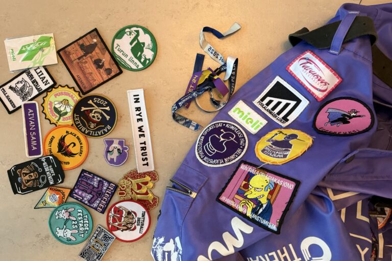 Haalarimerkkien vaihtaminen opiskelijatapahtumissa on keino verkostoitua toisten opiskelijoiden kanssa. Kuva: Tilda Karus 