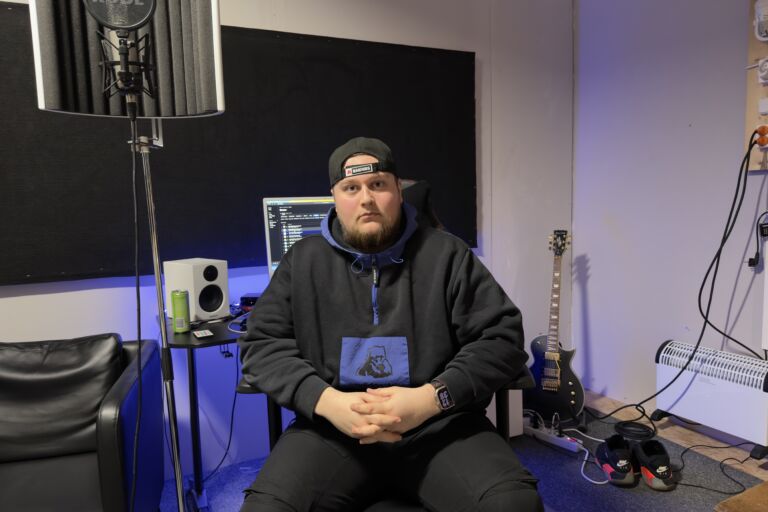 Niki Hillberg toimii Olenleo-nimisen artistin tuottajana. Kuva: Patrick Annala