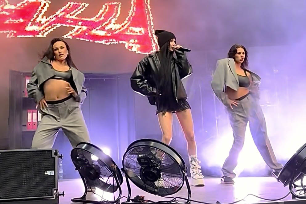 Ellinoora Lehti (vas.) tanssii ja koreografioi Pihlajan liveshow'ta yhdessä Lotta Mäkisen (oik.) kanssa. Kuva: Julia Ojala