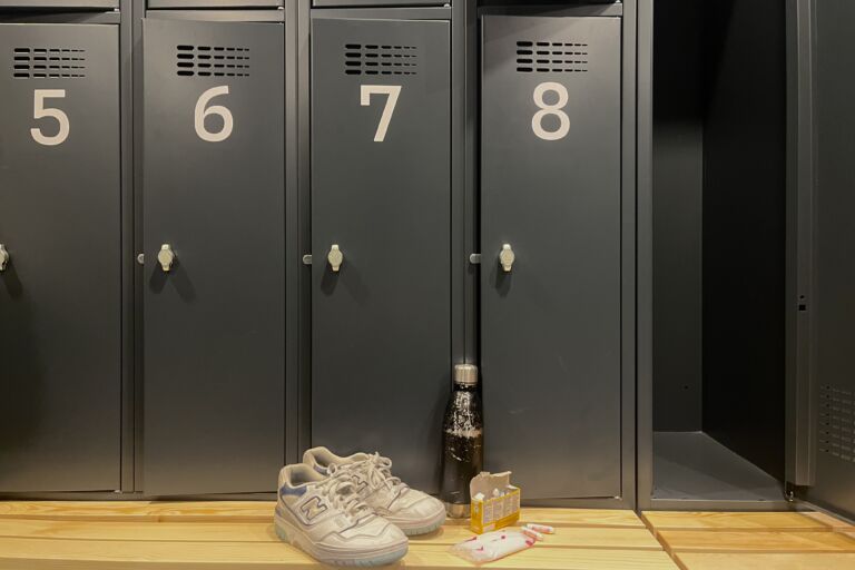 Asiantuntijoiden mukaan avoimuus kuukautisista olisi tärkeää. Kuvituskuva: Kerttu Tolvanen.