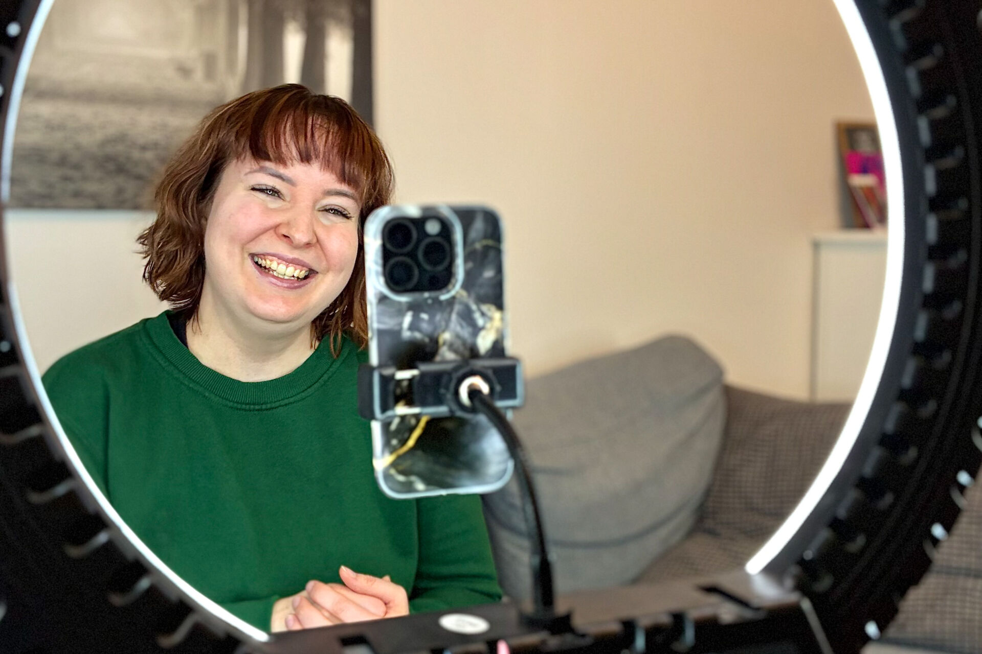 Susanna Hukan mielestä somessa on enemmän hyviä kuin huonoja puolia. Kuva: Ilona Lähteenmäki