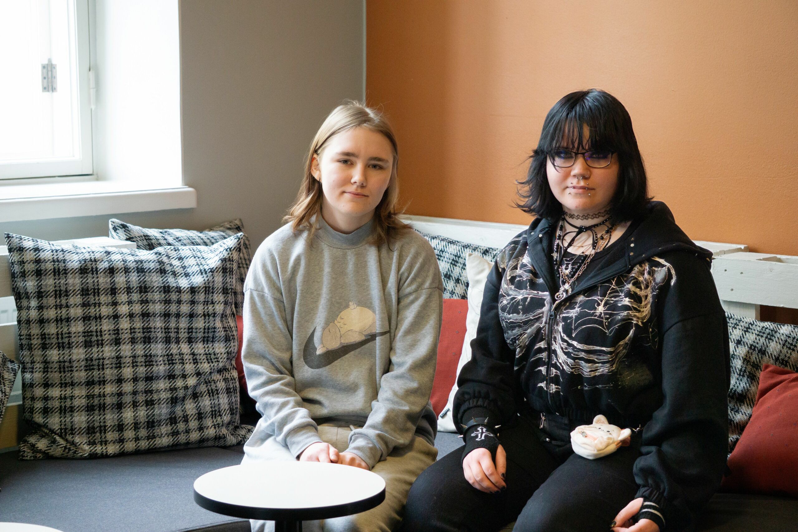 Johanna Varis ja Mia Sormunen käyttävät somea yli 4 tuntia vuorokaudessa. Kuva: Ilona Lähteenmäki