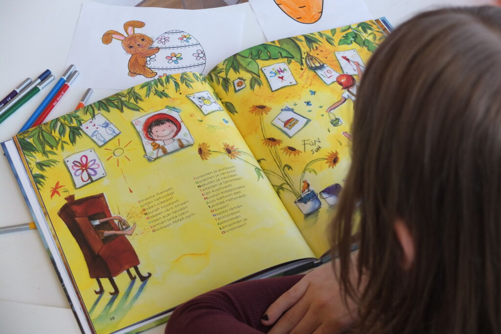 Tunteet eivät ole yksiselitteisiä ja siksi niitä ei nimetä kirjassa. Tilaa jätetään lapsen omille oivalluksille. Kuva: Kirsi Alaniva