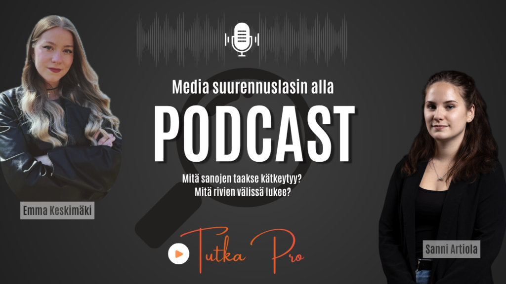Podcastin kansikuva, jossa kuvattuna molemmat juontajat harmaalla taustalla.