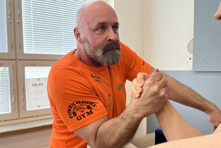 Mikkonen vääntämässä kättä Turun Saippua Centerin Ole.fitillä. Kuva: Tuukka Ingers