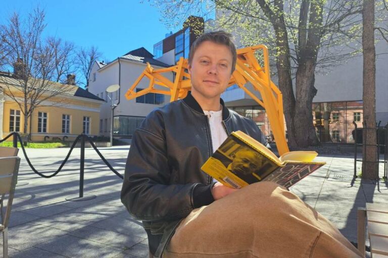 Viimeisin Eero Lindholmin lukulähettivierailuillaan lukema kirja on John Steinbeckin Helmi. Kuva: Veera Kulonen