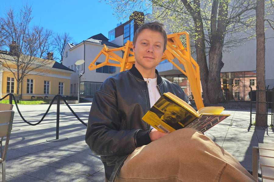 Viimeisin Eero Lindholmin lukulähettivierailuillaan lukema kirja on John Steinbeckin Helmi. Kuva: Veera Kulonen
