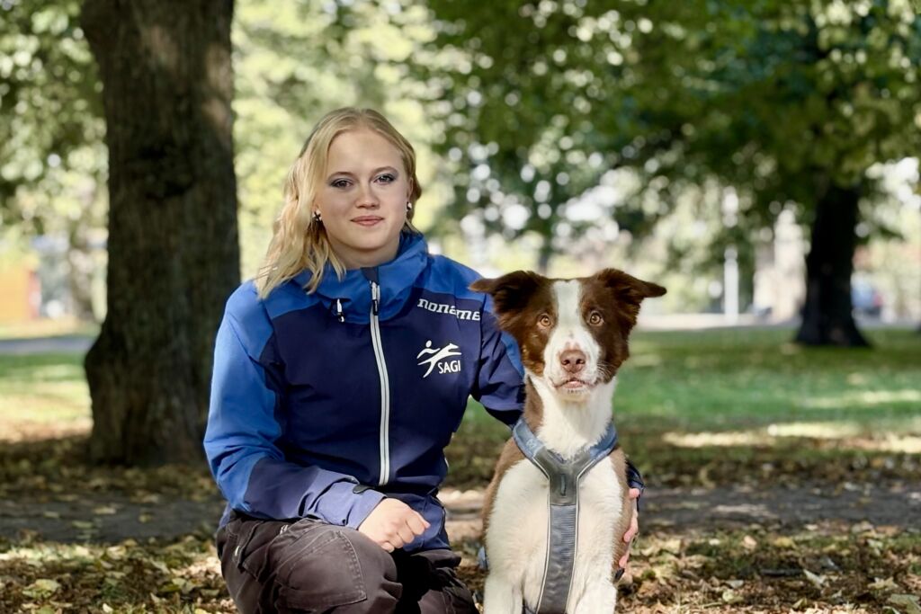 Kuvassa Miisa Rapi bordercollie Posen kanssa syksyisessä maisemassa.