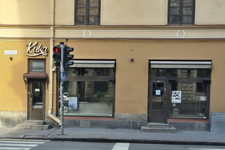 Säännöllinen aamuviiden aukioloaika kerää paikkaan tiiviin mikro-yhteisön kello kahden jälkeen. Kuva: Türker Sevinç