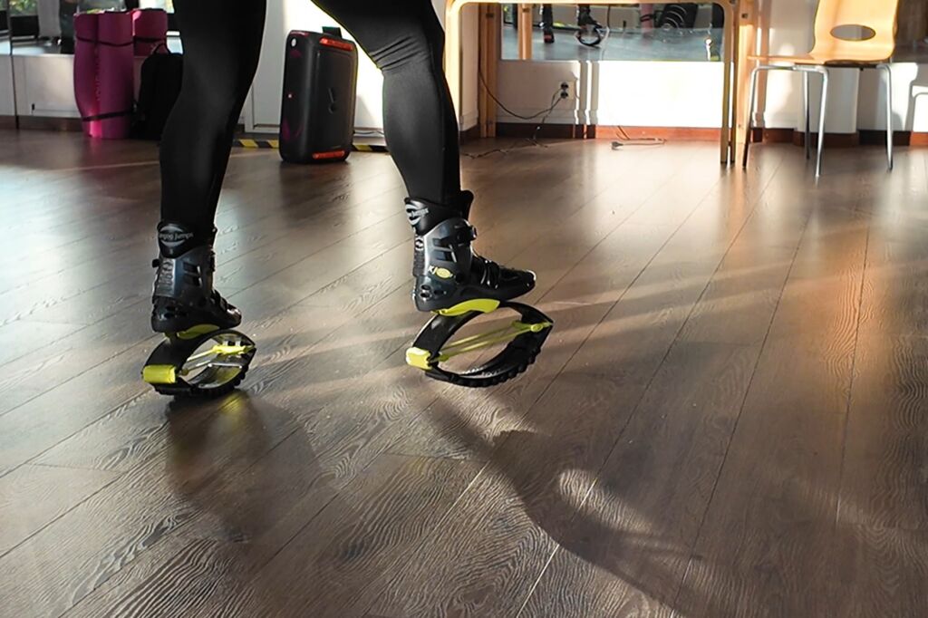 Kuvassa kangoo jumps kengät. Kuvassa näkyy vain jalat henkilöstä.
