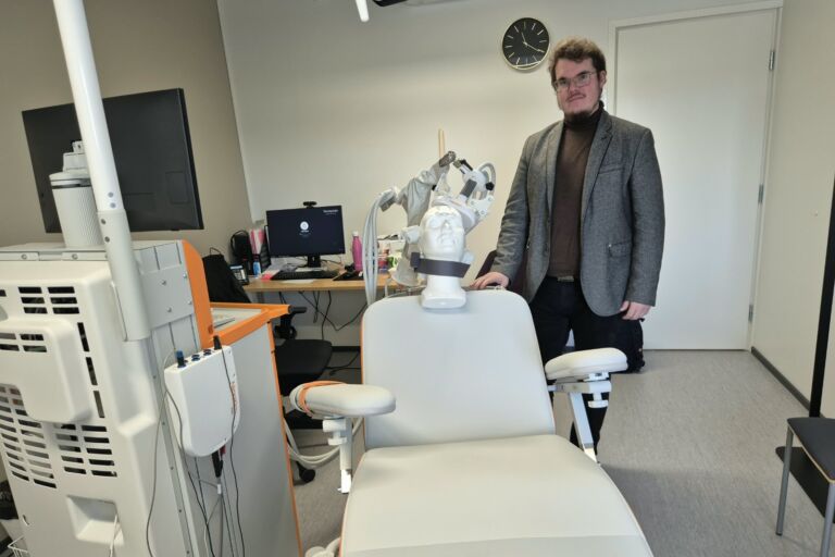 Psykiatri Joel Holmén esittelee magneettistimulaatiolaitetta. Kuva: Türker Sevinç