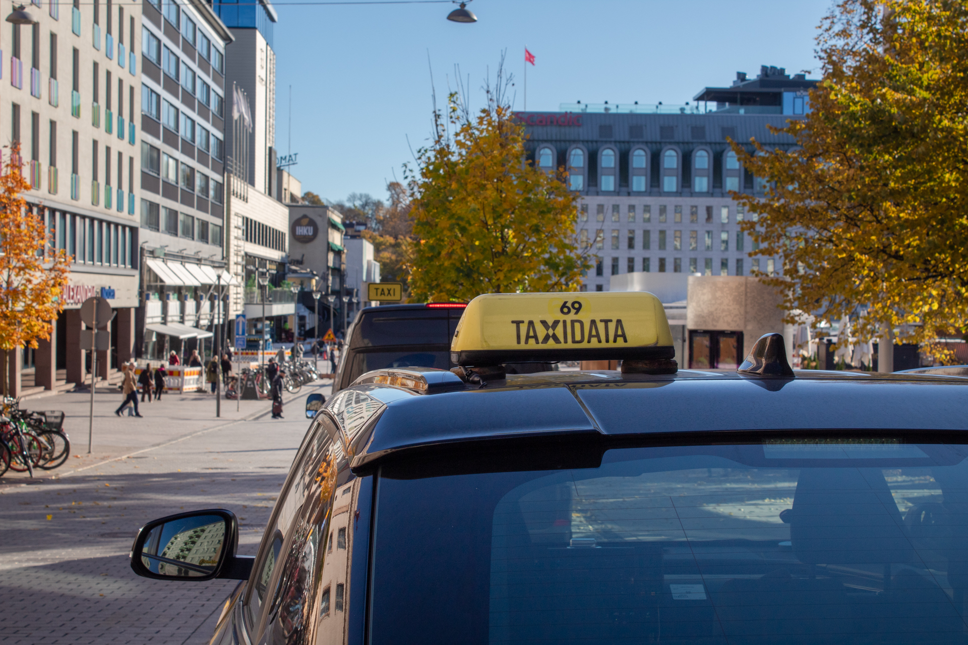 Lakiuudistuksella pyritään parantamaan taksiyrittäjien ja -kuljettajien ammattitaitoa. Kuva: Tino Nikkanen 