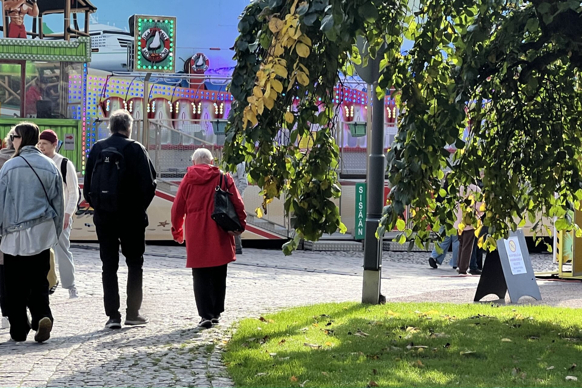 Turun Kansainvälisillä suurmarkkinoilla värit näkyvät myös ohikulkijoiden tyyleissä. Kuva: Sara Lähteenmäki