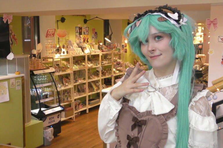 Cosplay-harrastaja Helmi Entonen on pukeutunut Hatsune Miku -hahmoksi. Entonen on Cafe Bar Cocoro -kahvilan avustaja. Kuva: Aleksandr Shamilov