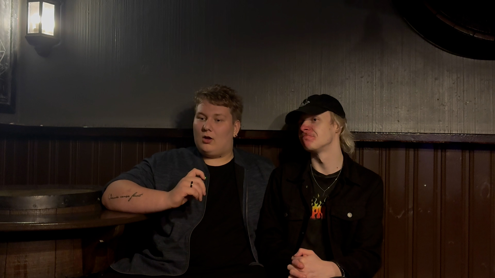 Eino Korpela ja Mikko Arvonen ilmaisevat itseään karaoken avulla. Kuva: Olli Halme
