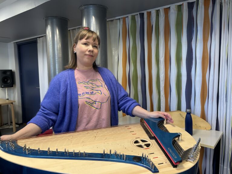 Kanteleensoiton opettaja ja muusikko Aino Kurki kertoo, että kantele soveltuu vaikka rap-musiikkiin. Kuva: Oona Mäkilä